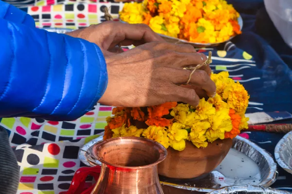 Image of a person performing asthi visarjan in varanasi kashi