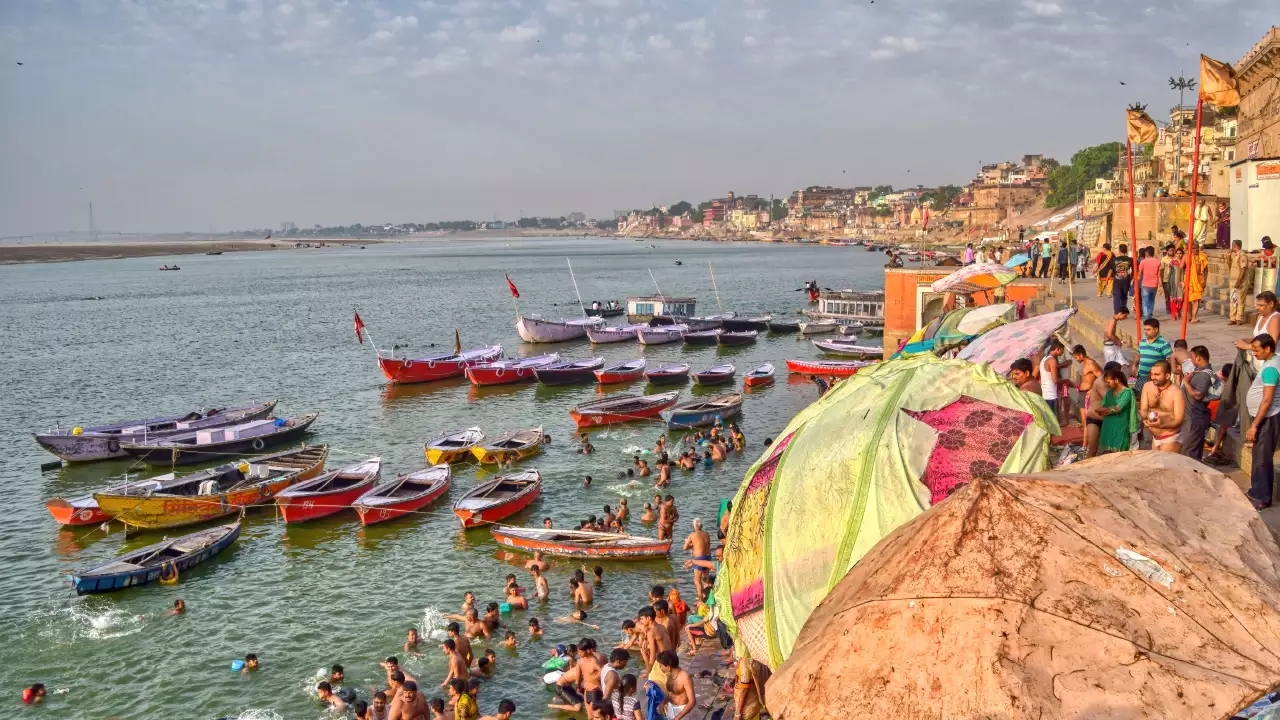 Ganga ghat at Varanasi showing pilgrims bathing — Snan at Varanasi