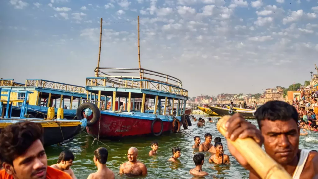 What should I wear to the Ganga Aarti at Varanasi?