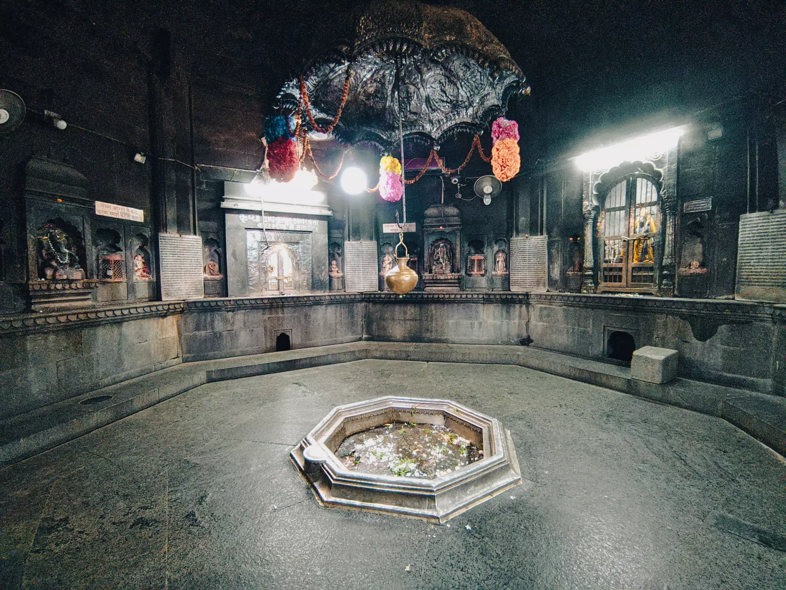 विष्णुपद मंदिर, गया के गर्भगृह का दृश्य