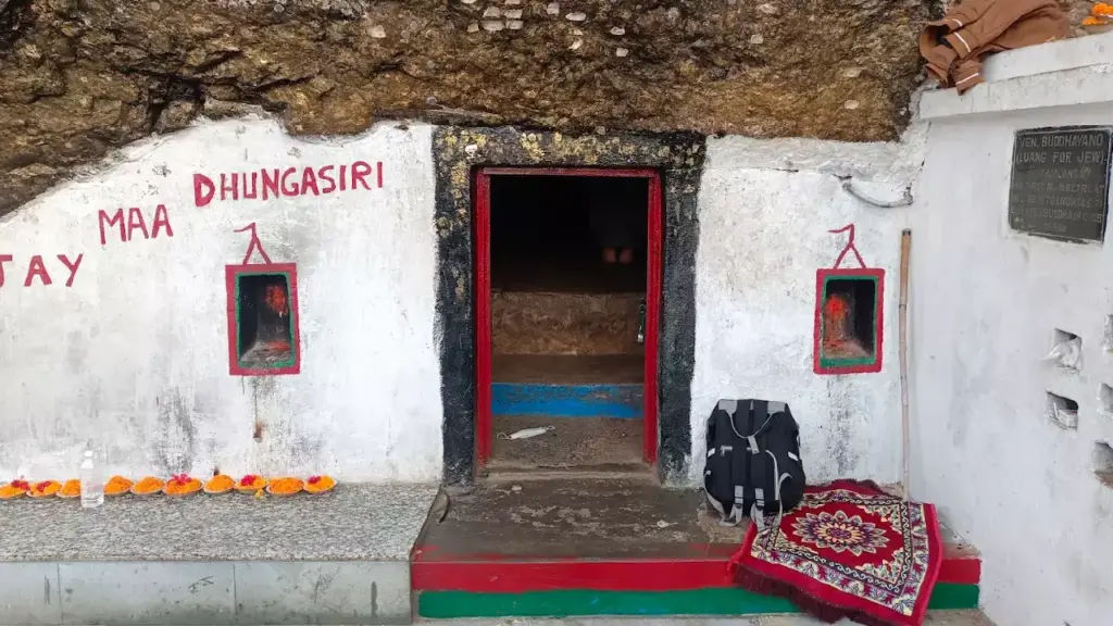 गया के समीप डुंगेश्वरी गुफा मंदिर जहाँ बुद्ध ने ज्ञान-प्राप्ति से पहले ध्यान किया