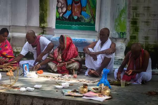 तर्पण अनुष्ठान के बाद पितरों का आशीर्वाद प्राप्त करती भक्त