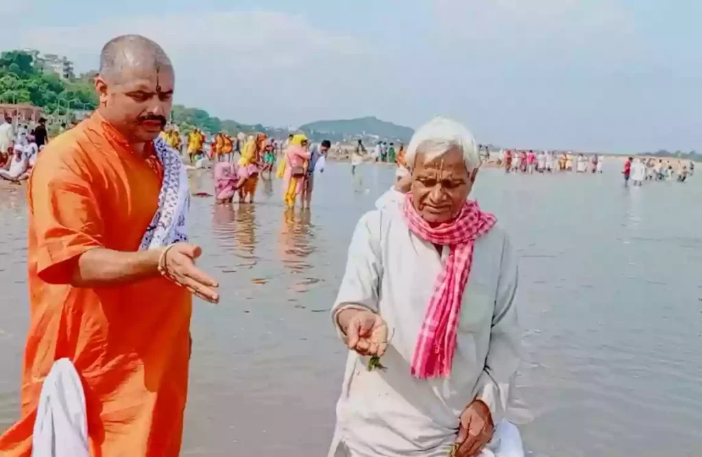 पवित्र घाट पर पितरों के लिए तर्पण जल-अर्पण अनुष्ठान