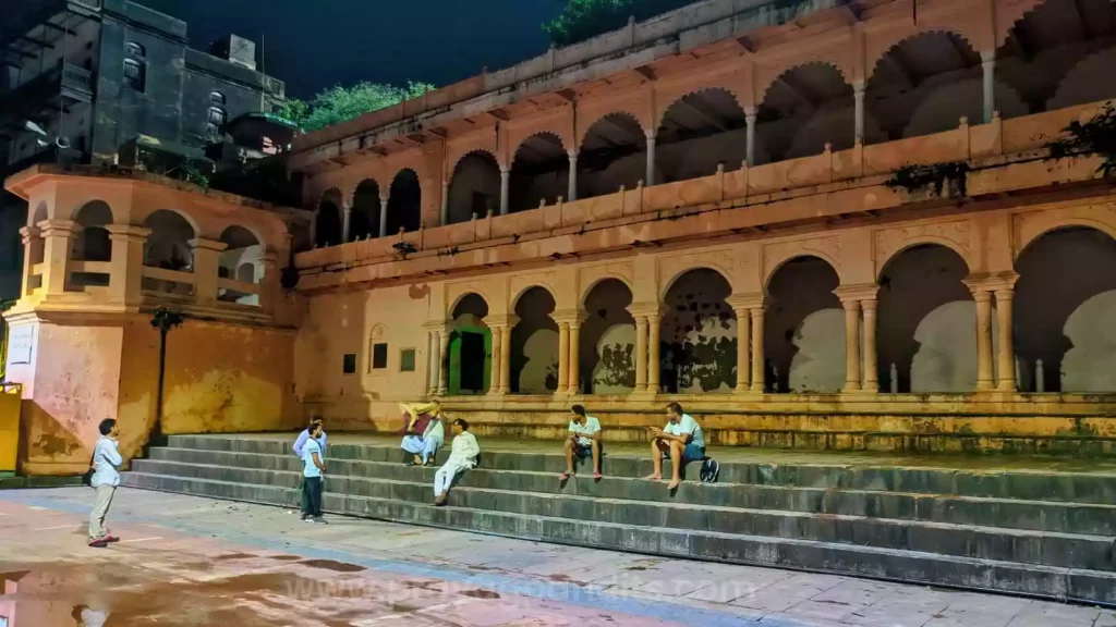 रात के समय गया का देव घाट जहाँ ओडिशा से तीर्थयात्री पिंड दान के लिए पहुँचते हैं
