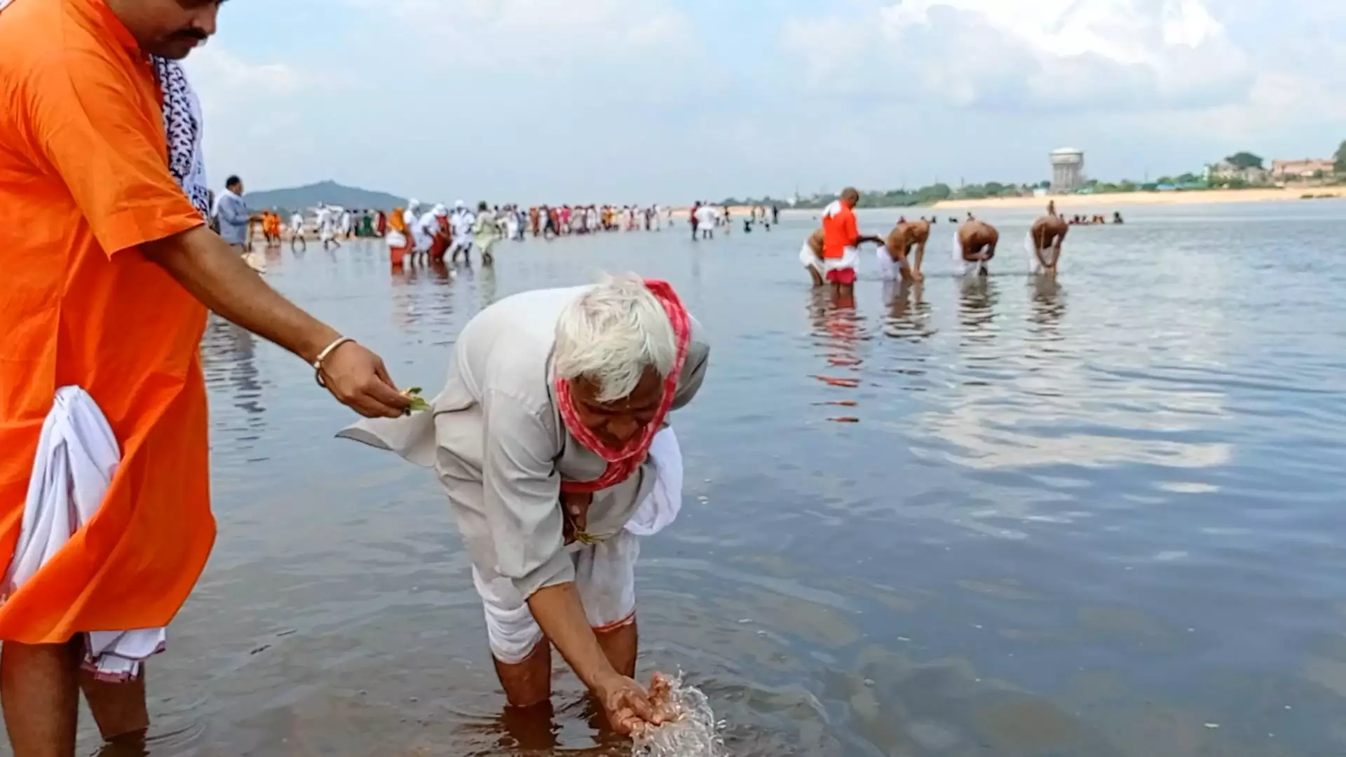 Image of a person doing tarpan in gaya - pitrupaksha in gaya