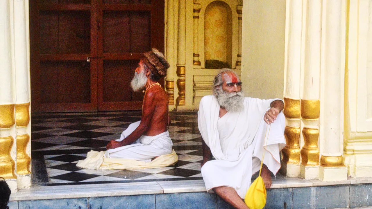 पंडित पितृ तर्पण मंत्र का पाठ कर पितरों को जल अर्पण कर रहे हैं