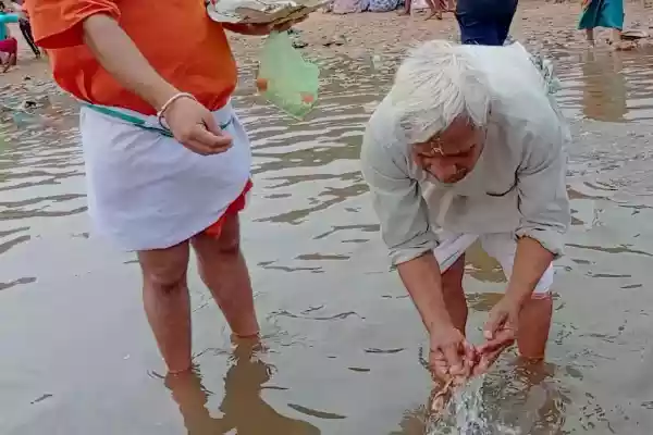 Hindu priest performing Pitrupaksha 2026 Tarpan ritual at Prayagraj sangam