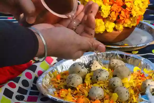 Devotee performing pind daan in haridwar image