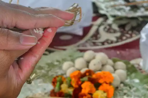 devotee performing pind daan in mathura