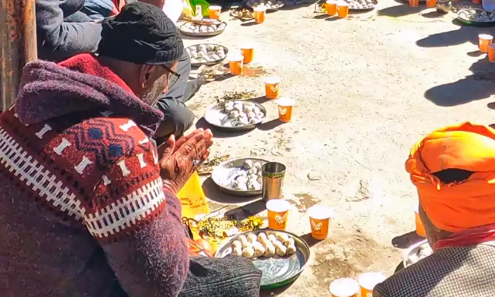 Pind Daan at Gaya cost — devotees at Vishnupad Temple preparing for the ritual