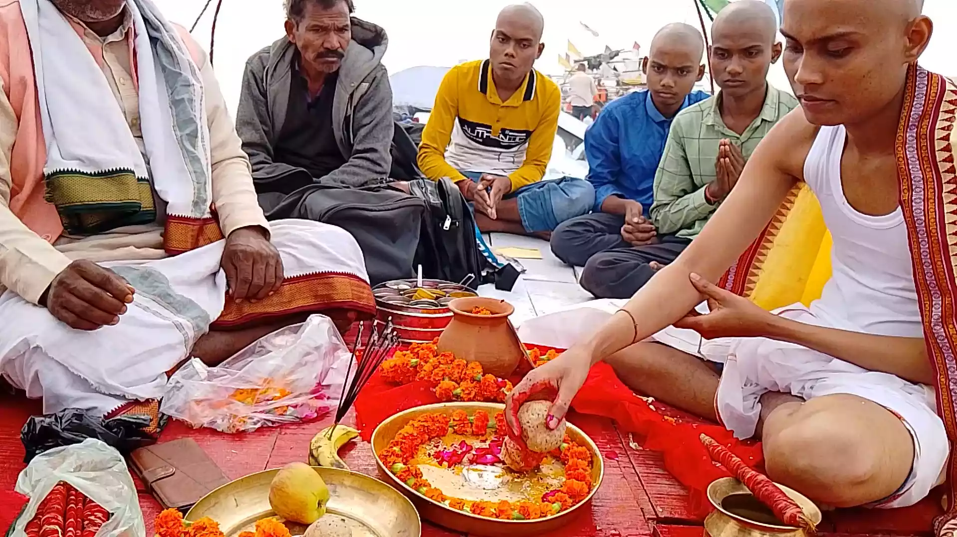 वेदों में पिंड दान के उल्लेख — एक व्यक्ति पवित्र नदी पर पिंड दान कर रहा है