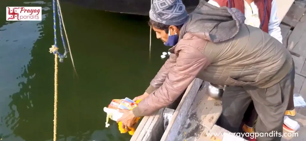 Performing the Immersion into Ganga River-Stepwise guide to do online asthi visarjan in varanasi