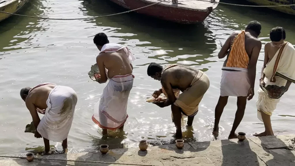 वाराणसी या काशी में पिंड दान करते श्रद्धालु