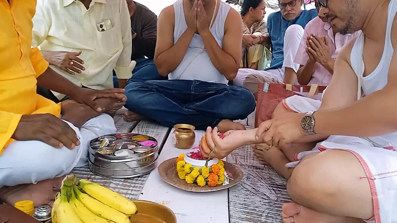 पितृ तर्पण मंत्र — प्रयागराज के त्रिवेणी संगम पर पितरों को जल अर्पण
