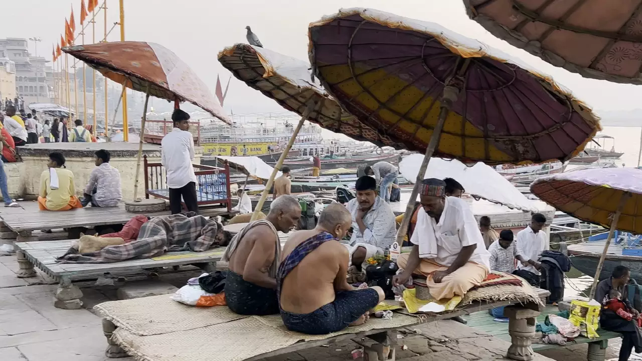 वाराणसी में अस्थि विसर्जन विधि — तर्पण विधि का एक प्रमुख चरण