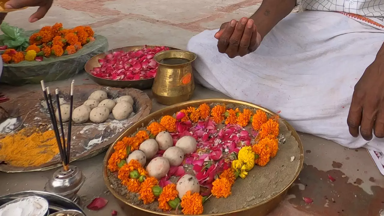 Pilgrim performing pind daan in prayagarj-When to do Pind Daan in Prayagraj