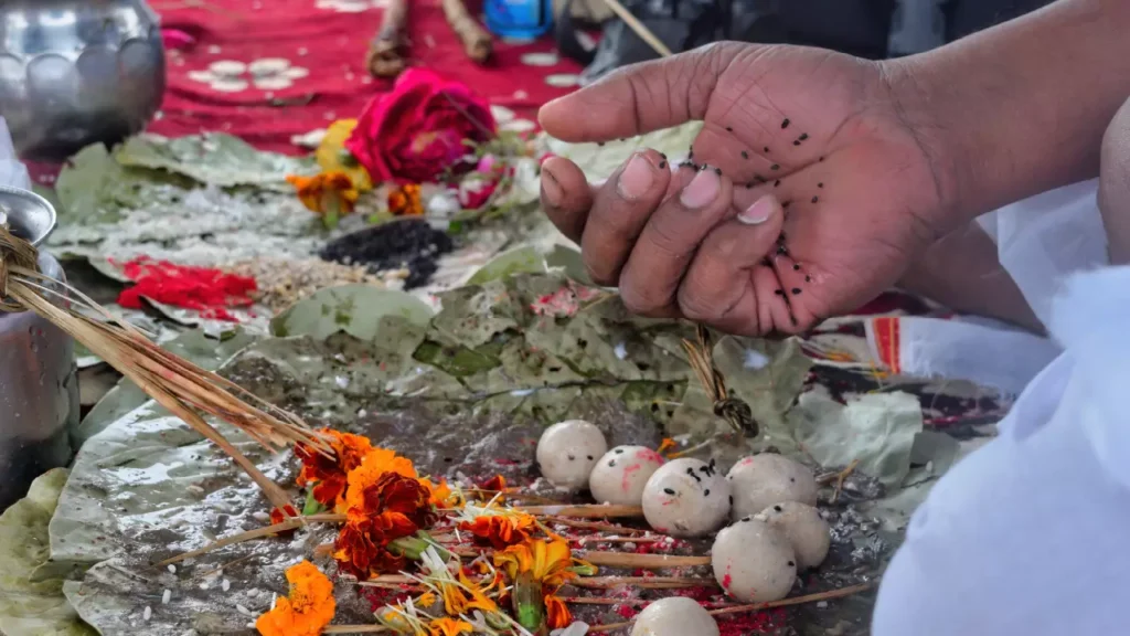 प्रयागराज में पिंड दान करते श्रद्धालु