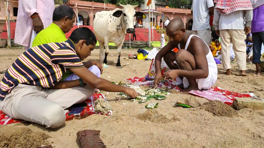 Who should perform Pind Daan in Gaya and for whom?