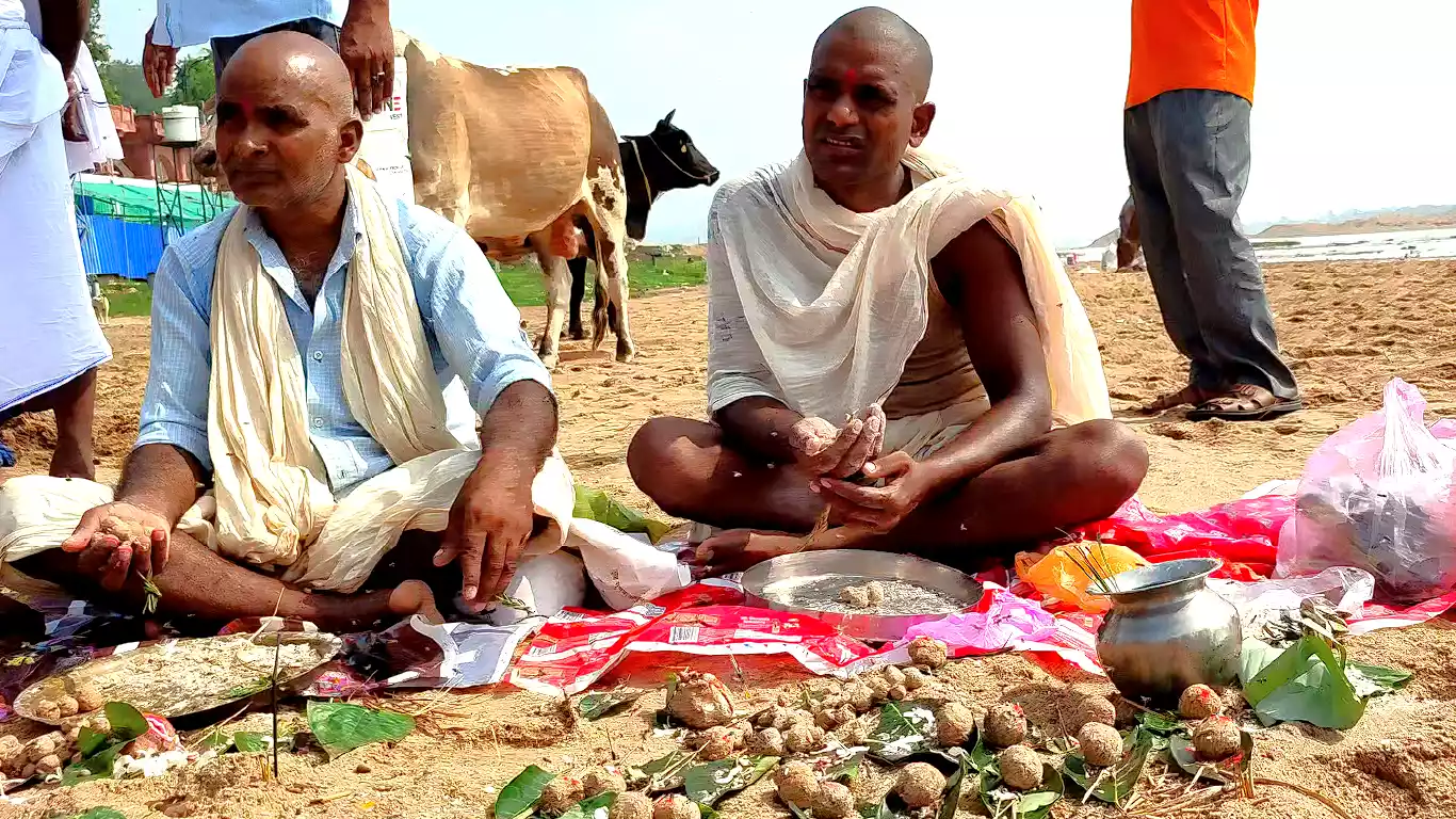 गया में पिंड दान करते श्रद्धालु