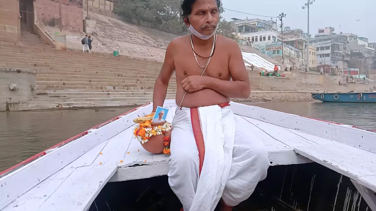 A devotee going to perform the immersion of asthis in ganga-asthi visarjan in varanasi