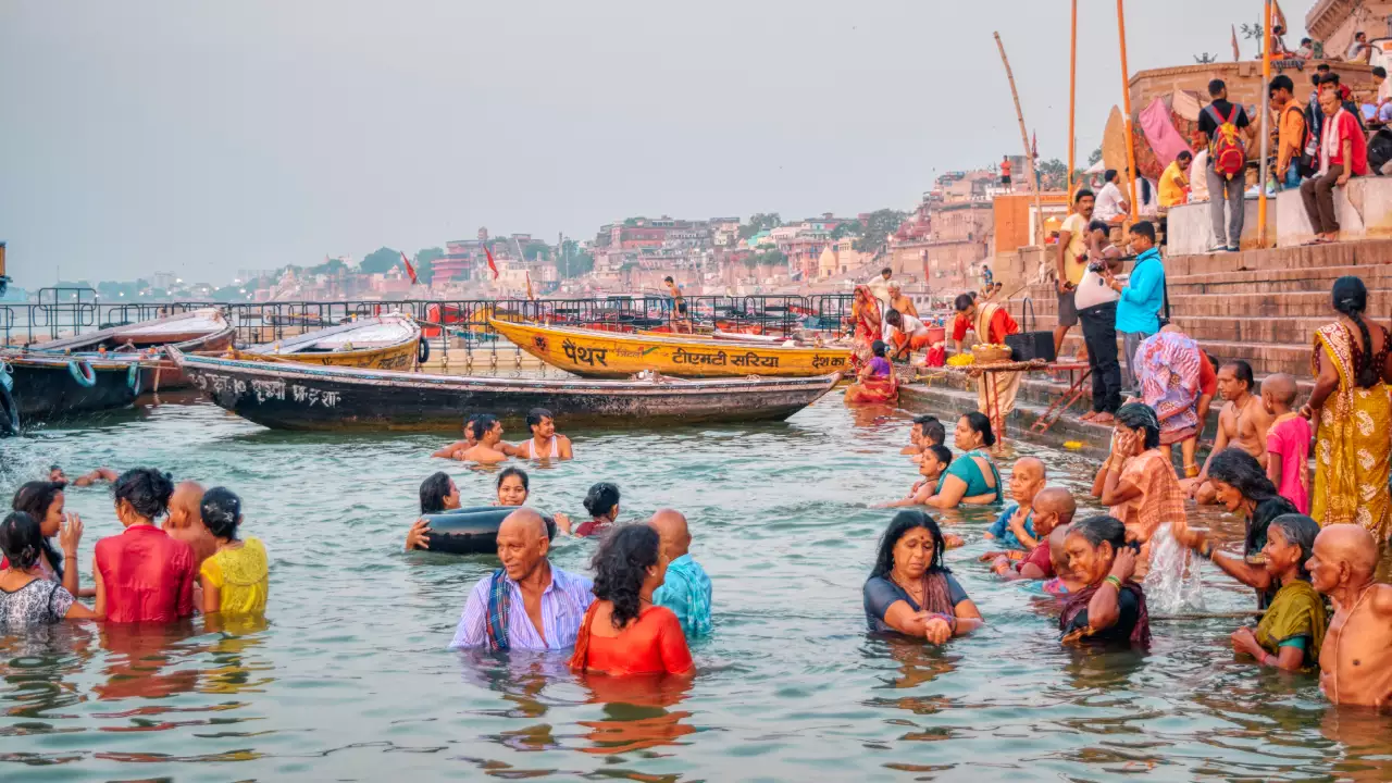 Photo of devotees bathing in ganga river in varanasi-Bathing in ganga after pind daan