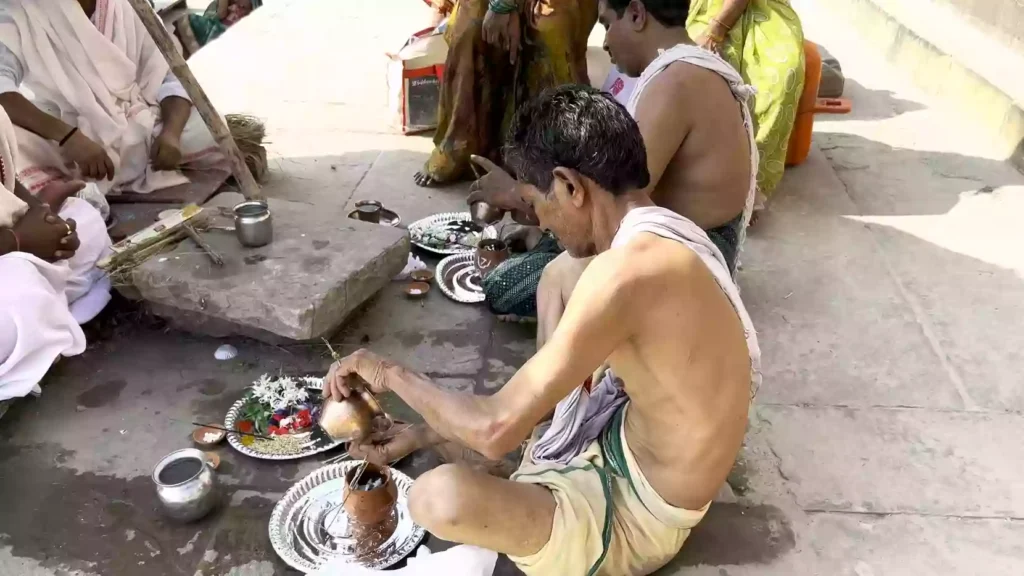 Is there a difference in significance between immersing ashes at Manikarnika Ghat versus other ghats like Assi or Dashashwamedh?