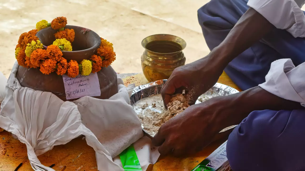 Photo of a pratinidhi preparing for online asthi visarjan in varanasi
