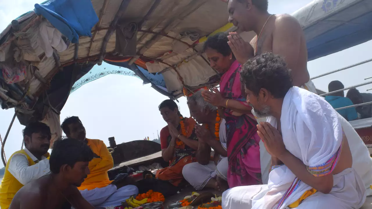 Photo of devotees doing the sankalp during pind daan-Pind Daan for Unmarried