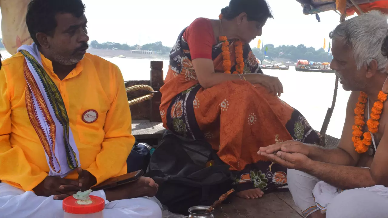 Photo of a pandit guiding a devotee performing pind daan