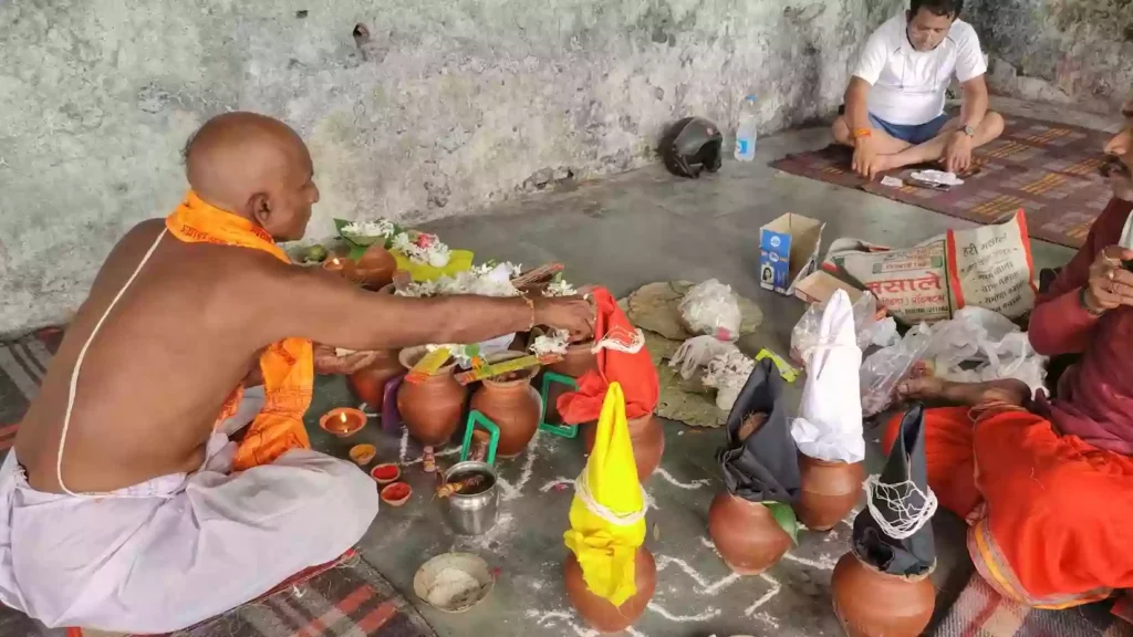 What preparations or rules should be followed before the puja in Prayagraj?