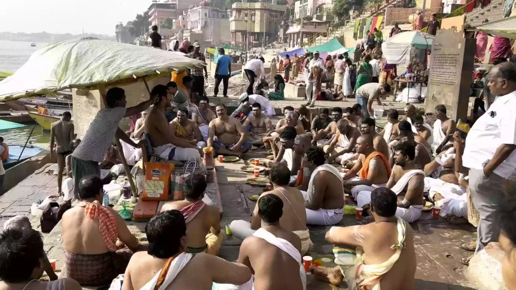 What are the accommodation options near the main Asthi Visarjan ghats like Manikarnika or Harishchandra?