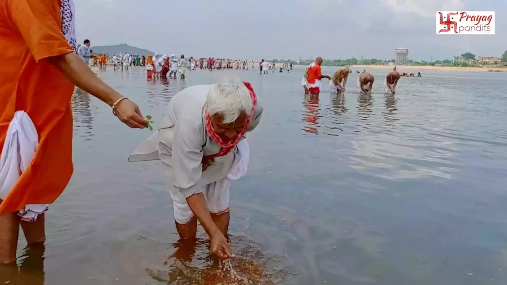 What should one wear when performing the Tarpan in Gaya?
