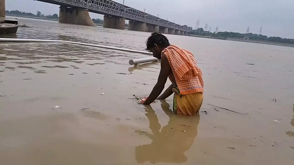 Where exactly is Tarpan performed in Prayagraj?