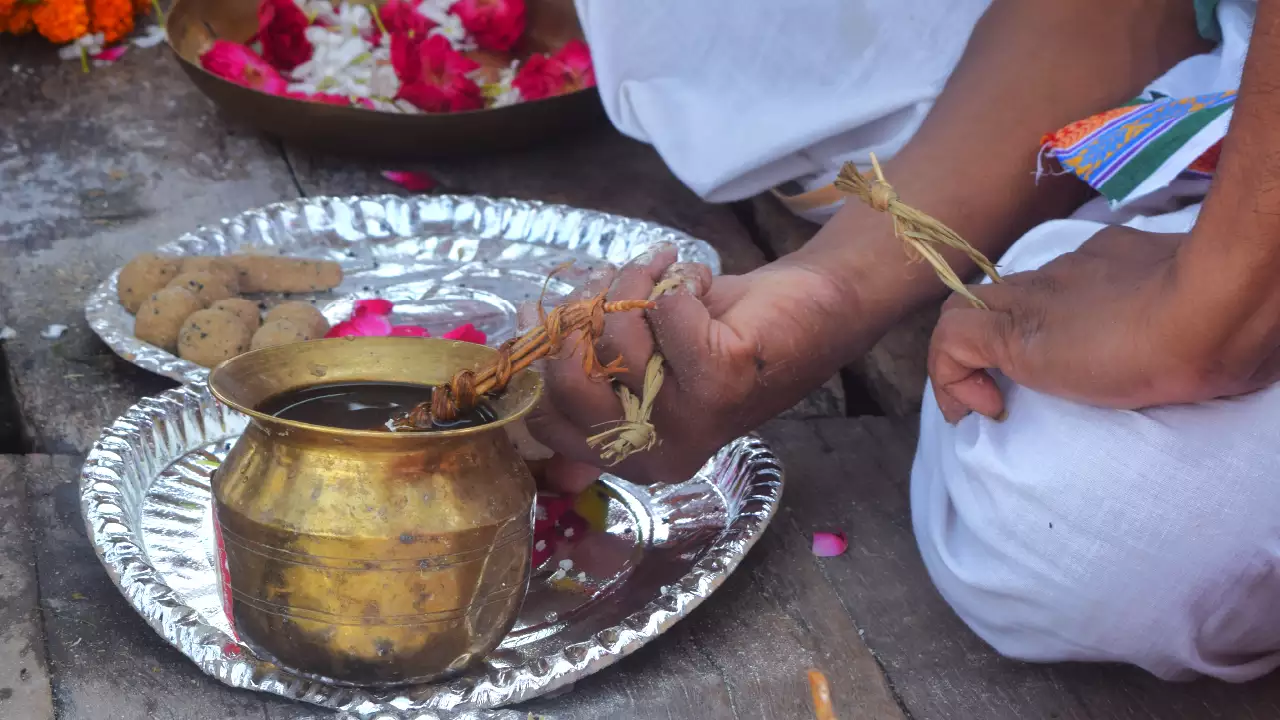 Photo of a person performing pind daan-Pind Daan for Unmarried