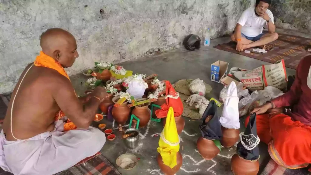 Who should perform Narayan Bali Puja in Prayagraj?