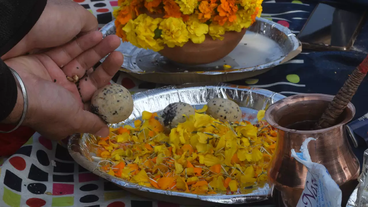 Photo of a devotee offering pindas to his ancestors
