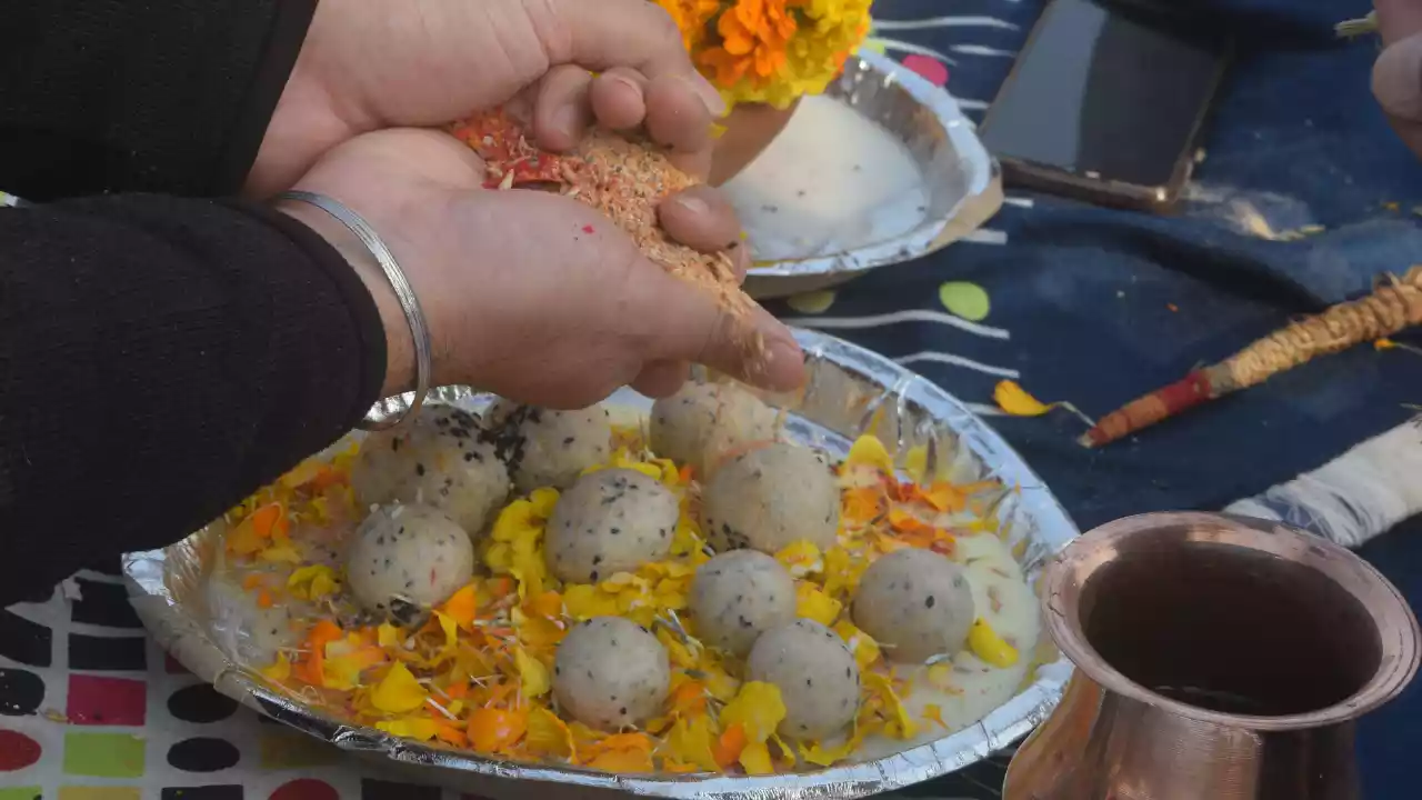 पिंड दान करते हुए व्यक्ति की तस्वीर — मलेशिया से पिंड दान पैकेज का खर्च