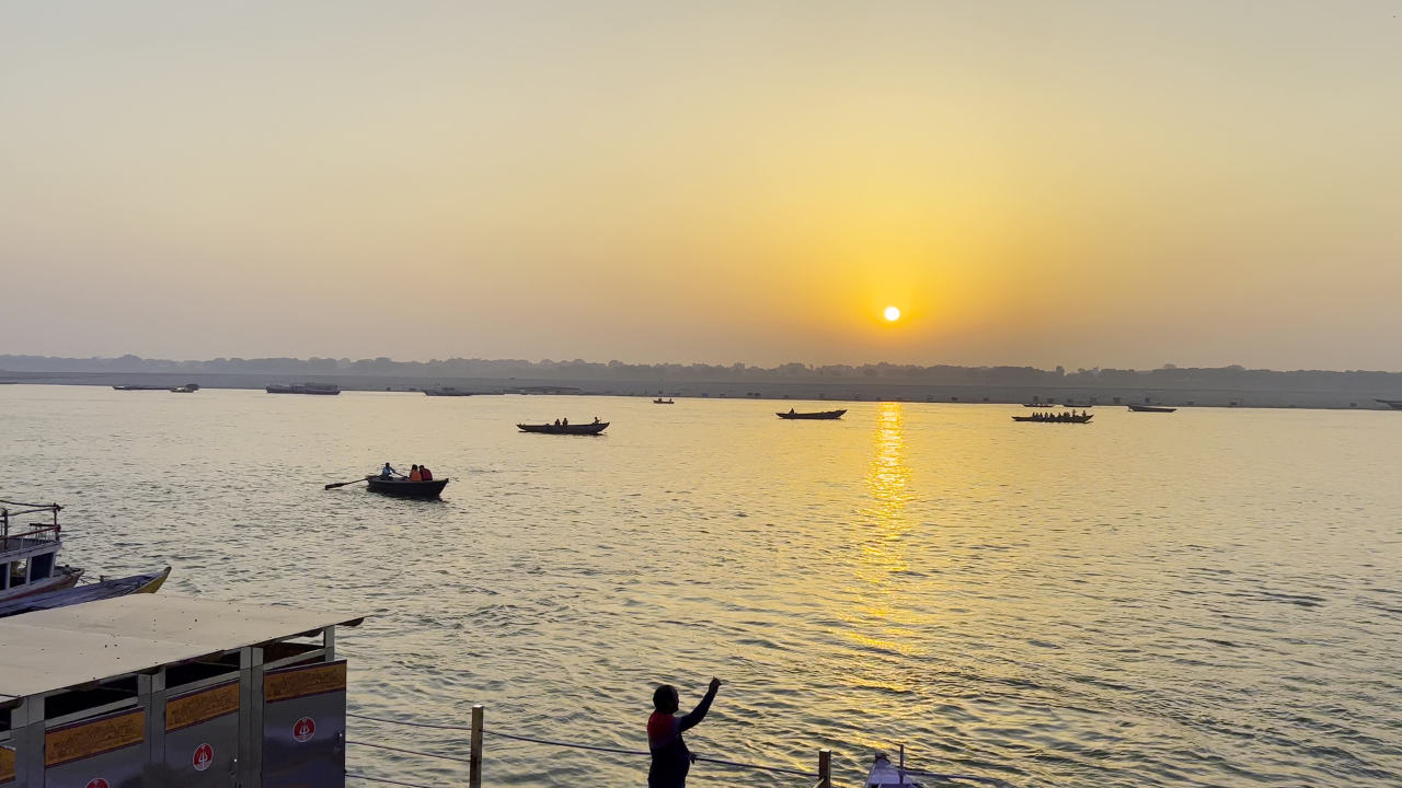 वाराणसी घाट पर सूर्योदय का चित्र — सिंगापुर से वाराणसी में पिंड दान
