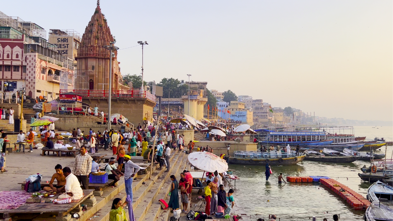 वाराणसी नगरी का चित्र — सिंगापुर से वाराणसी में पिंड दान