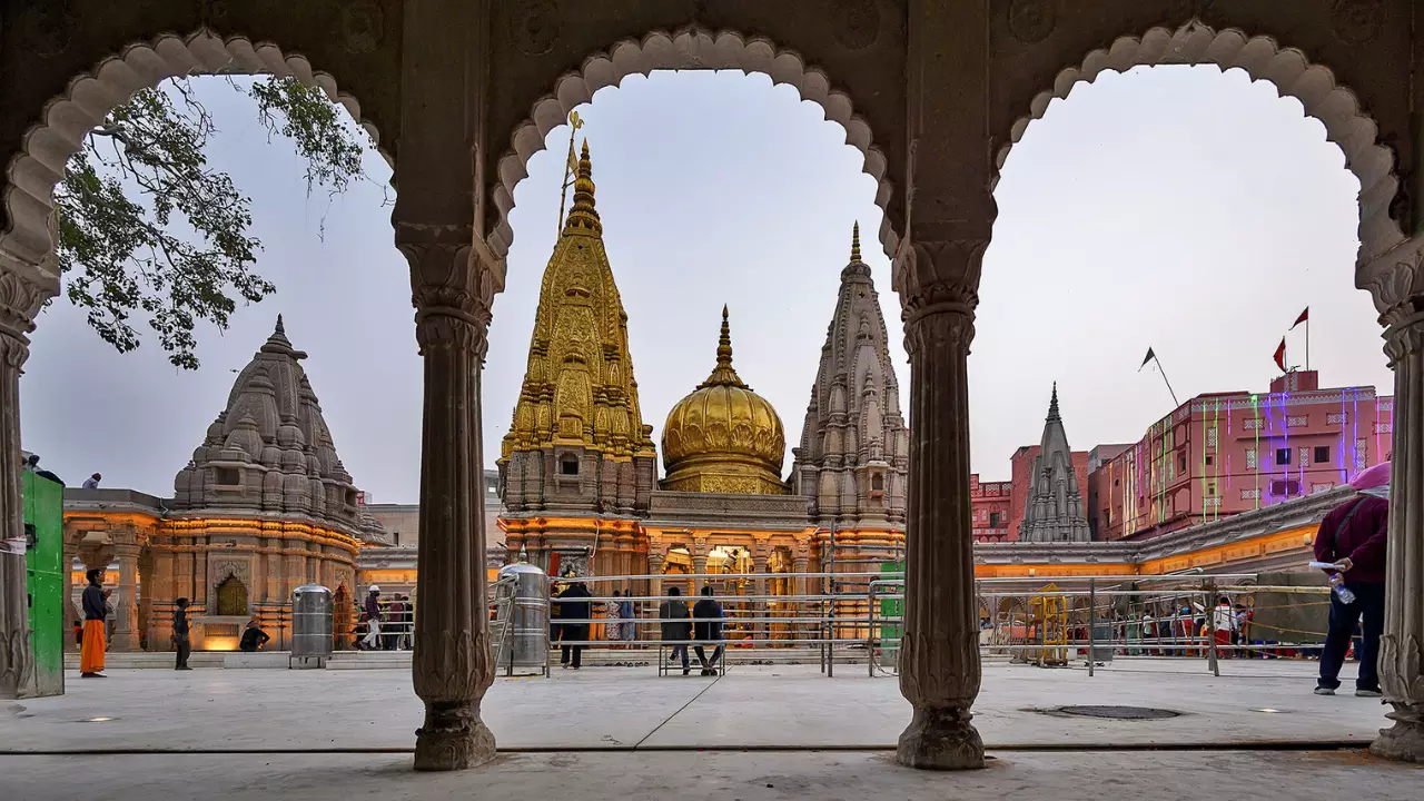 वाराणसी में काशी विश्वनाथ मंदिर का दृश्य- मलेशिया से वाराणसी पिंड दान