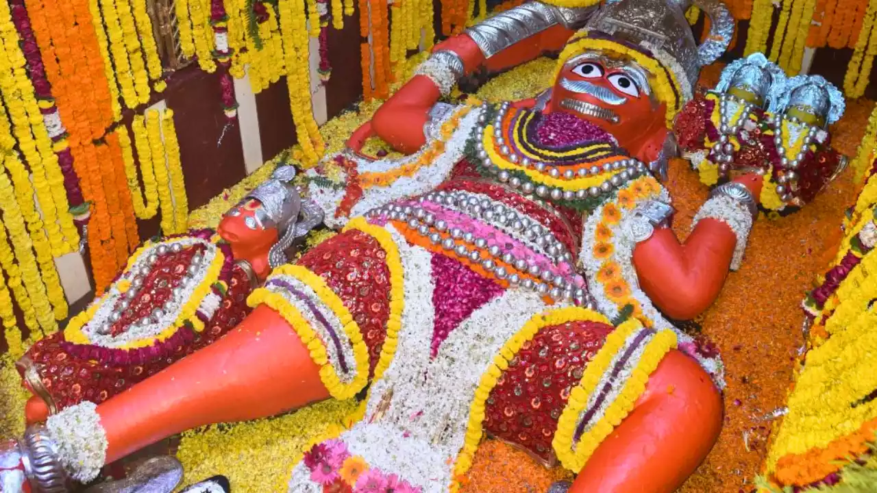 Bade Hanuman Ji Temple in Prayagraj, a sacred site near Magh Mela grounds