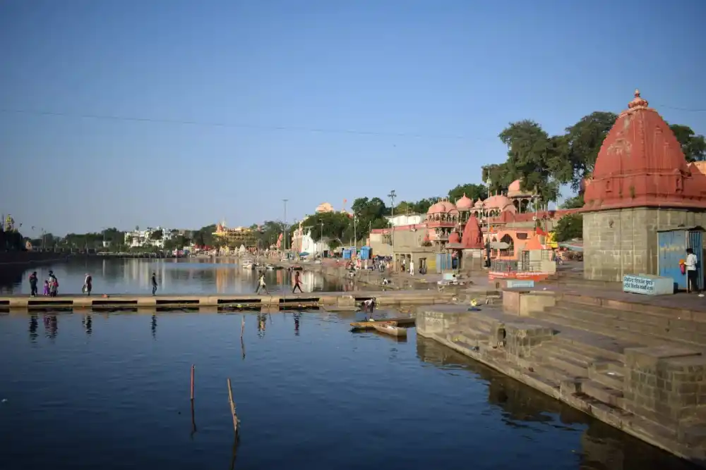 Shipra नदी उज्जैन Kshipra ghat जहाँ श्रद्धालु कालसर्प दोष पूजा से पूर्व स्नान करते हैं
