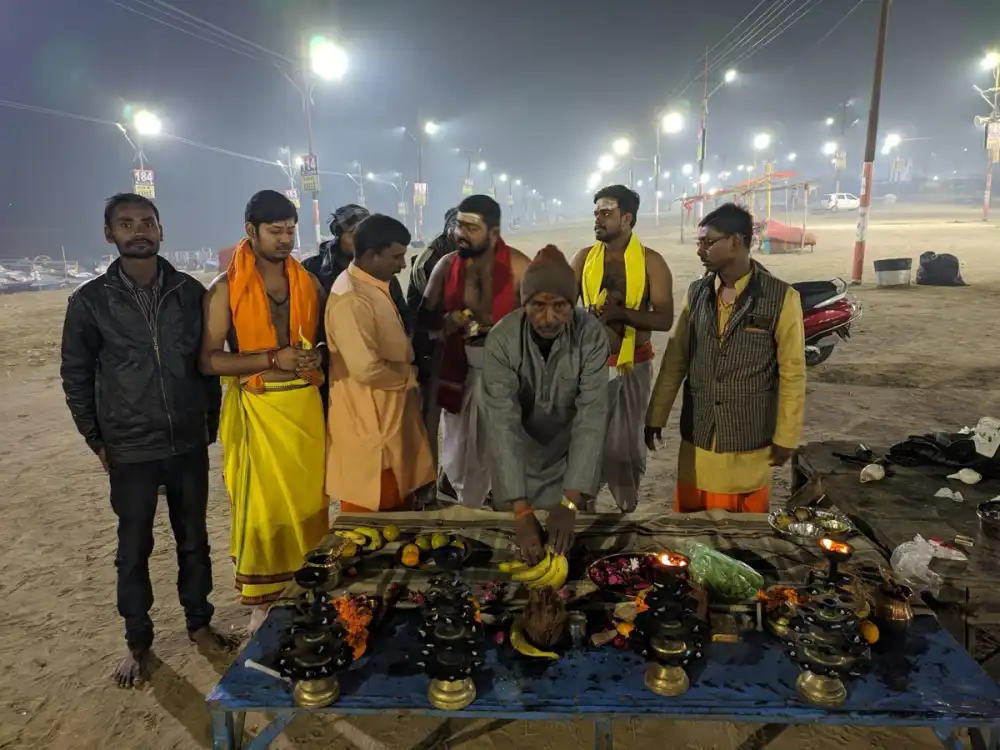 Prayag Pandits performing puja at Triveni Sangam